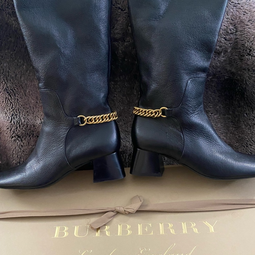 Burberry Link Detail Knee High Leather Boots - Picture 2 of 7